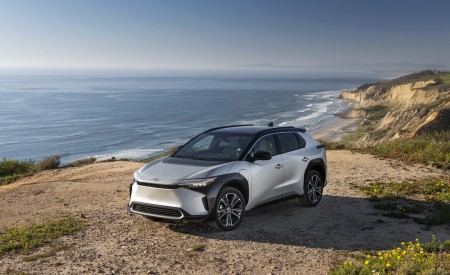 2023 Toyota bZ4X Limited FWD Front Three-Quarter Wallpapers 450x275 (84)