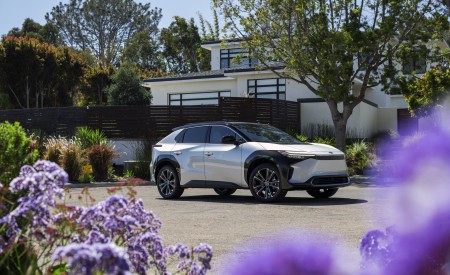 2023 Toyota bZ4X Limited FWD Front Three-Quarter Wallpapers 450x275 (67)