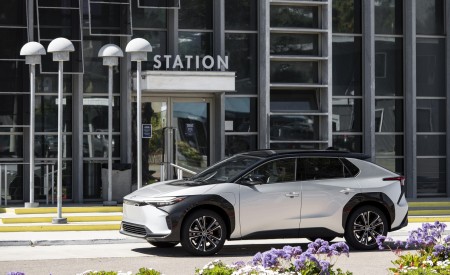 2023 Toyota bZ4X Limited FWD Front Three-Quarter Wallpapers 450x275 (58)