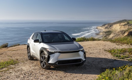 2023 Toyota bZ4X Limited FWD Front Wallpapers 450x275 (85)