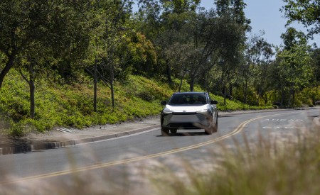 2023 Toyota bZ4X Limited FWD Front Wallpapers 450x275 (71)