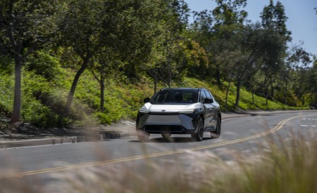 2023 Toyota bZ4X Limited FWD Front Wallpapers 450x275 (72)