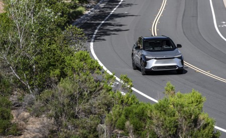 2023 Toyota bZ4X Limited FWD Front Wallpapers 450x275 (79)