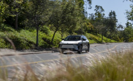 2023 Toyota bZ4X Limited FWD Front Wallpapers 450x275 (73)