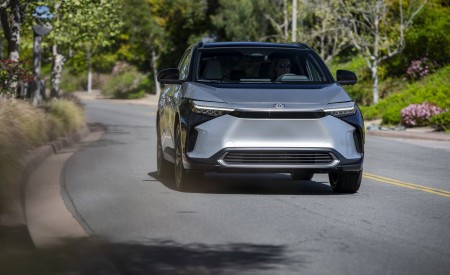 2023 Toyota bZ4X Limited FWD Front Wallpapers 450x275 (69)