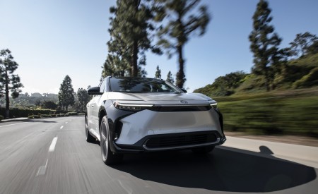 2023 Toyota bZ4X Limited FWD Front Wallpapers 450x275 (55)