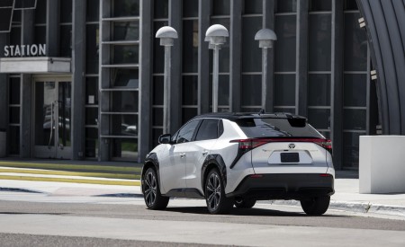 2023 Toyota bZ4X Limited FWD Rear Three-Quarter Wallpapers 450x275 (59)