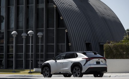 2023 Toyota bZ4X Limited FWD Rear Three-Quarter Wallpapers 450x275 (60)