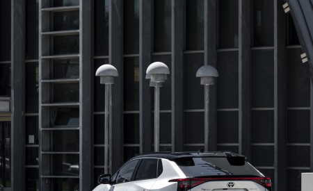 2023 Toyota bZ4X Limited FWD Rear Three-Quarter Wallpapers 450x275 (61)