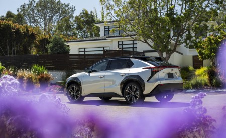 2023 Toyota bZ4X Limited FWD Rear Three-Quarter Wallpapers 450x275 (68)