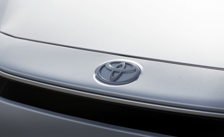 2023 Toyota bZ4X XLE FWD Badge Wallpapers 450x275 (67)