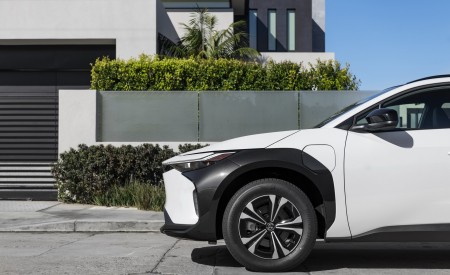 2023 Toyota bZ4X XLE FWD Detail Wallpapers 450x275 (40)