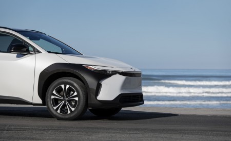 2023 Toyota bZ4X XLE FWD Detail Wallpapers 450x275 (25)