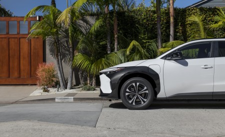 2023 Toyota bZ4X XLE FWD Detail Wallpapers 450x275 (58)