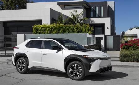 2023 Toyota bZ4X XLE FWD Front Three-Quarter Wallpapers 450x275 (36)