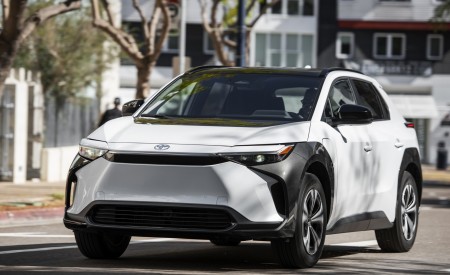 2023 Toyota bZ4X XLE FWD Front Three-Quarter Wallpapers 450x275 (27)