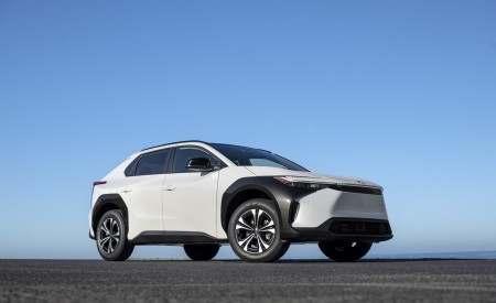 2023 Toyota bZ4X XLE FWD Front Three-Quarter Wallpapers 450x275 (10)