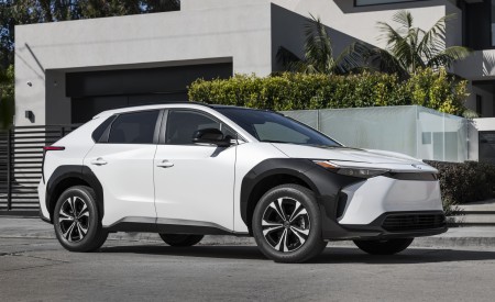 2023 Toyota bZ4X XLE FWD Front Three-Quarter Wallpapers 450x275 (37)