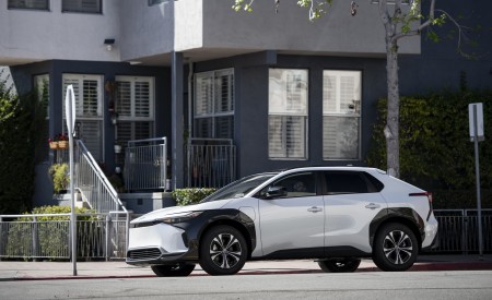 2023 Toyota bZ4X XLE FWD Front Three-Quarter Wallpapers 450x275 (28)