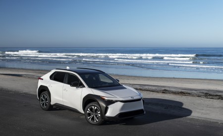 2023 Toyota bZ4X XLE FWD Front Three-Quarter Wallpapers 450x275 (11)