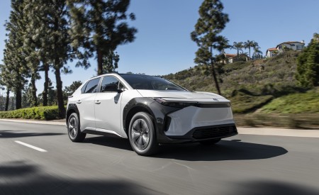 2023 Toyota bZ4X XLE FWD Front Three-Quarter Wallpapers 450x275 (3)