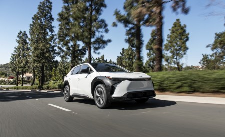 2023 Toyota bZ4X XLE FWD Front Three-Quarter Wallpapers 450x275 (4)