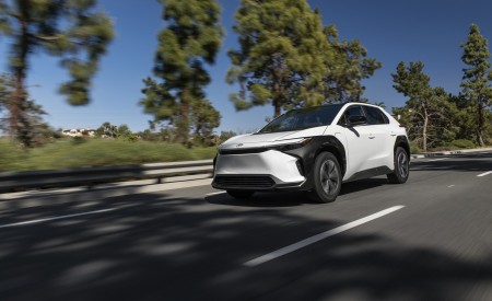 2023 Toyota bZ4X XLE FWD Front Three-Quarter Wallpapers 450x275 (5)