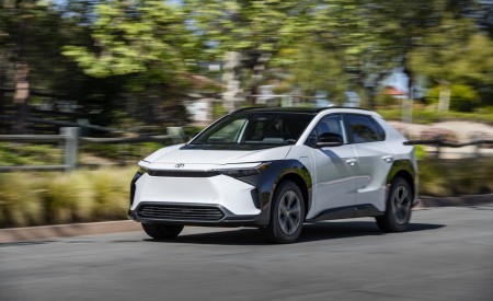 2023 Toyota bZ4X XLE FWD Front Three-Quarter Wallpapers 450x275 (45)