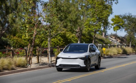 2023 Toyota bZ4X XLE FWD Front Wallpapers 450x275 (46)