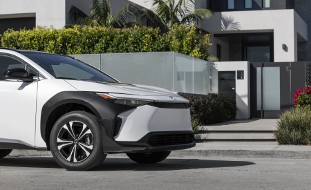 2023 Toyota bZ4X XLE FWD Front Wallpapers 450x275 (42)