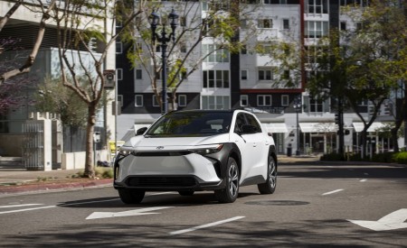 2023 Toyota bZ4X XLE FWD Front Wallpapers 450x275 (29)