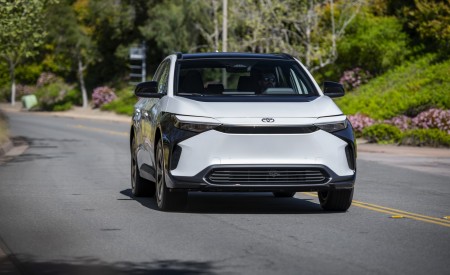 2023 Toyota bZ4X XLE FWD Front Wallpapers 450x275 (47)