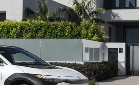 2023 Toyota bZ4X XLE FWD Front Wallpapers 450x275 (43)