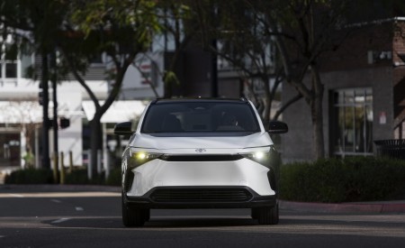 2023 Toyota bZ4X XLE FWD Front Wallpapers 450x275 (30)