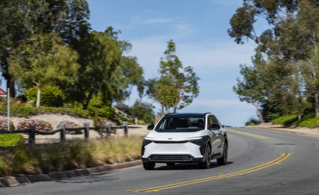 2023 Toyota bZ4X XLE FWD Front Wallpapers 450x275 (48)