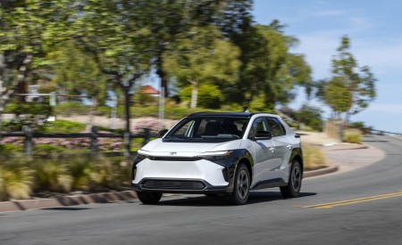 2023 Toyota bZ4X XLE FWD Front Wallpapers 450x275 (49)