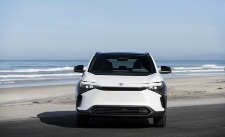 2023 Toyota bZ4X XLE FWD Front Wallpapers 450x275 (17)