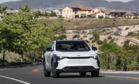 2023 Toyota bZ4X XLE FWD Front Wallpapers 450x275 (50)