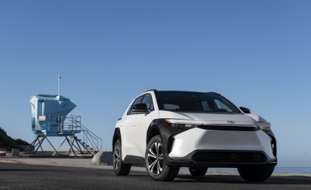 2023 Toyota bZ4X XLE FWD Front Wallpapers 450x275 (13)