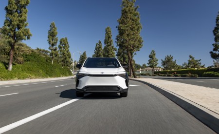 2023 Toyota bZ4X XLE FWD Front Wallpapers 450x275 (6)