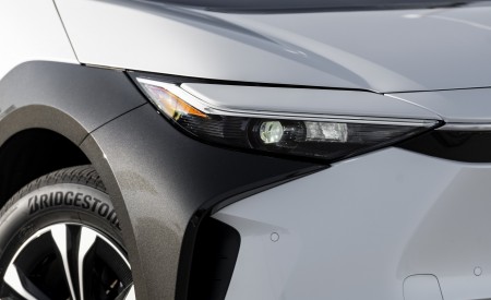 2023 Toyota bZ4X XLE FWD Headlight Wallpapers 450x275 (59)