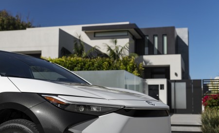 2023 Toyota bZ4X XLE FWD Headlight Wallpapers 450x275 (44)