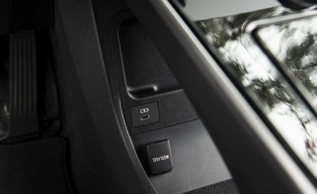 2023 Toyota bZ4X XLE FWD Interior Detail Wallpapers 450x275 (81)