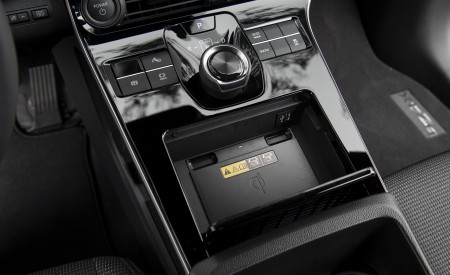 2023 Toyota bZ4X XLE FWD Interior Detail Wallpapers 450x275 (82)