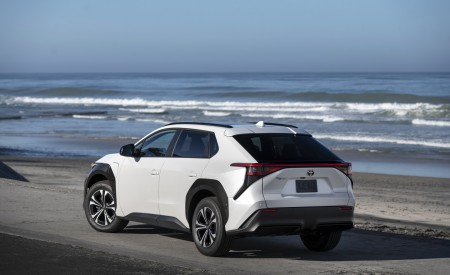 2023 Toyota bZ4X XLE FWD Rear Three-Quarter Wallpapers 450x275 (18)