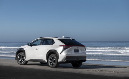 2023 Toyota bZ4X XLE FWD Rear Three-Quarter Wallpapers 450x275 (19)