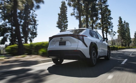 2023 Toyota bZ4X XLE FWD Rear Three-Quarter Wallpapers 450x275 (8)