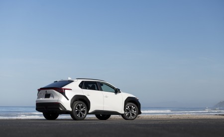 2023 Toyota bZ4X XLE FWD Rear Three-Quarter Wallpapers 450x275 (20)