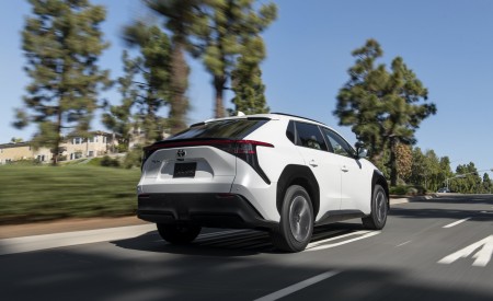 2023 Toyota bZ4X XLE FWD Rear Three-Quarter Wallpapers 450x275 (2)