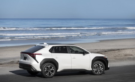 2023 Toyota bZ4X XLE FWD Rear Three-Quarter Wallpapers 450x275 (21)
